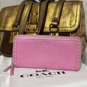 Coach Final Sale  Accordion Zip Pink /Silver wallet 🎀🎀🎀